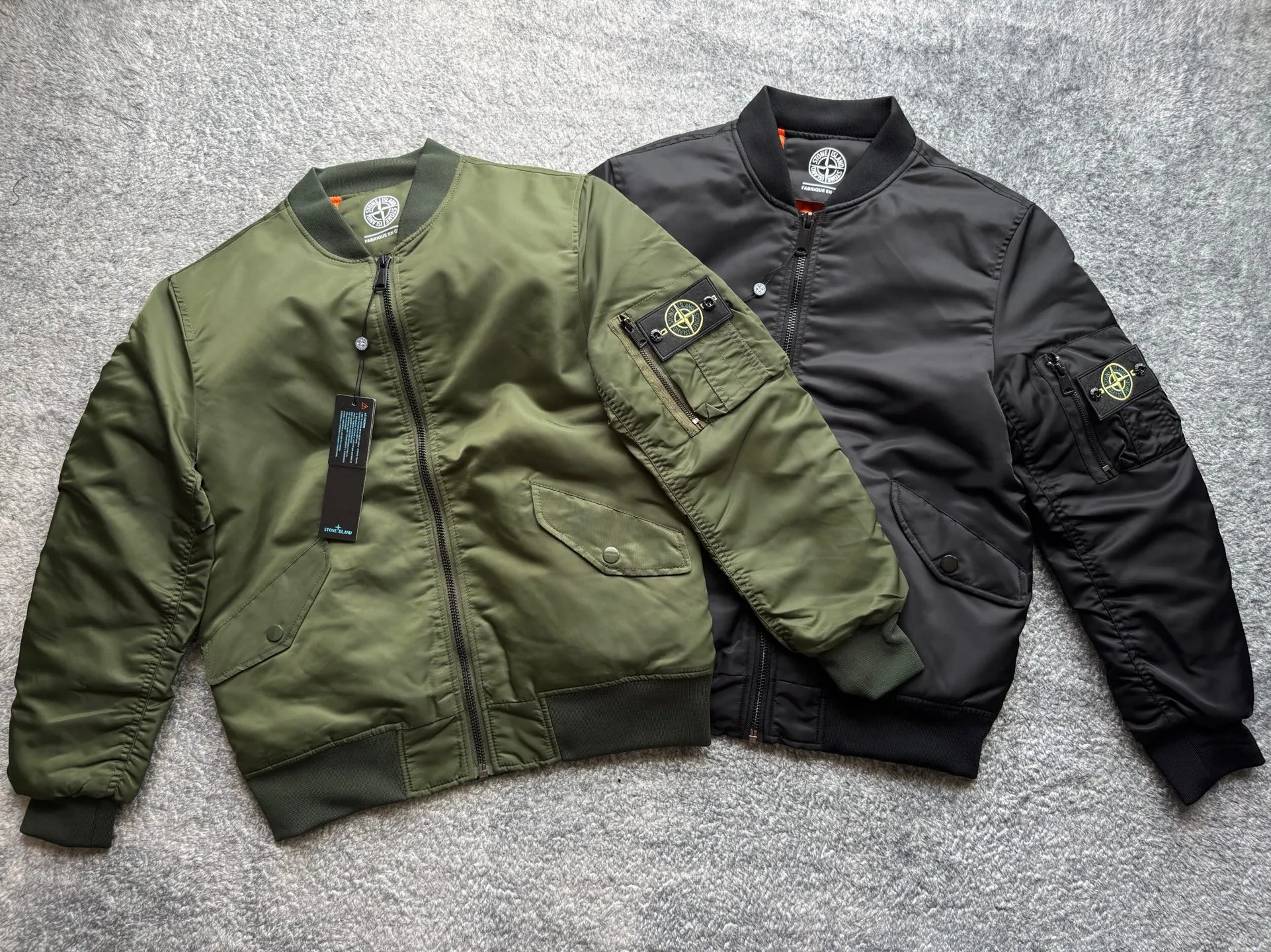 P360 Stone lsland Stone Island Medal Aviator Cotton Jacket The outer fabric is made of MA-1 flight nylon, which is a material specially used in flight and aviation. Flying nylon is a fabric specially used in flight and aviation. It is rarely used in ordinary clothing. The density of flying nylon is very high, so it is windproof and waterproof. When rain falls on the surface of the clothes, it will not penetrate immediately, but will form a small water droplet and slide off. This performance is a requirement for the development of modern jet technology. Because it is assumed that the pilot got caught in the rain before getting on the plane, he entered the cabin covered in rainwater. When flying at high altitude and at high speed, in a cabin without an environmental control system, water droplets will freeze on the pilot's body 2. Knitted baseball collar MA-1 uses a knitted collar. The collar is made of wool and can be snug around the neck and very warm. 3. Metal zippers We have very strict requirements on zippers, including smoothness and size. There was no zipper on the market that met the requirements, so we asked a zipper factory to customize a strong and durable metal zipper.  4. Double-threaded knitted cuffs The cuffs are made of double-threaded knitted fabric, narrow at the front and wide at the back. The narrow part can be tightened around the wrist to prevent wind from entering. The wide part has enough space when wearing multiple pieces under winter Color: Black Dark Army Green Size: M L.